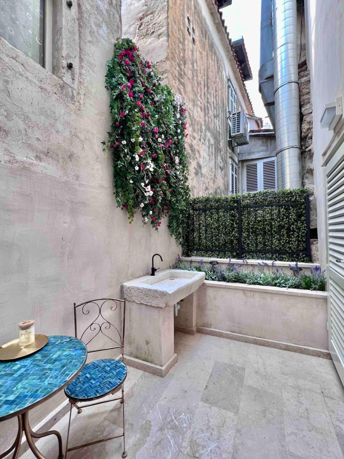 Stone Nepot - In Center - Rooftop Terrace Villa